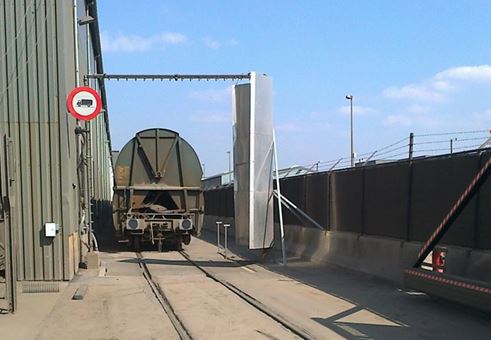 Spraying arch for trains