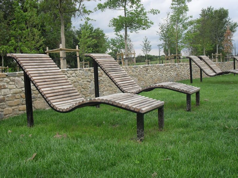 Lounger with metal base